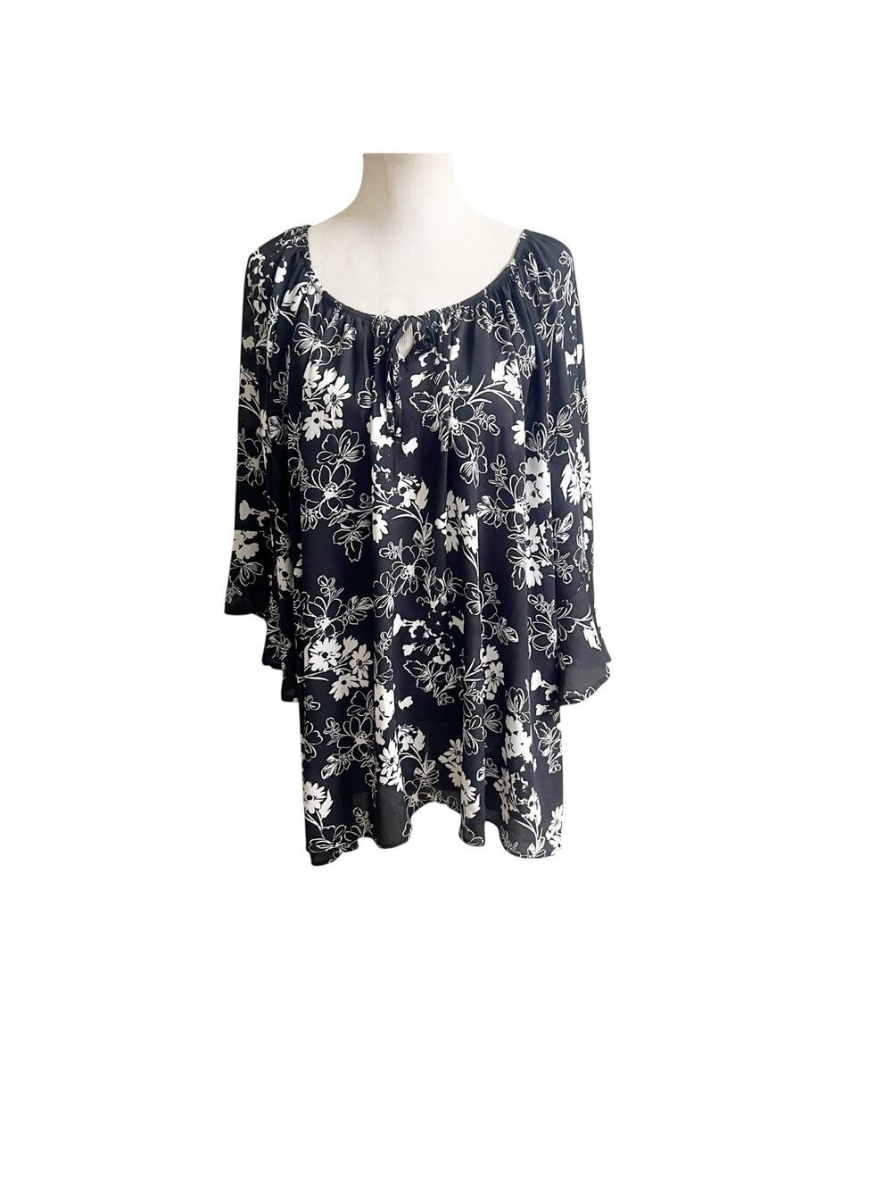 Torrid Scoop Neck Blouse Size 5X Black And White Floral Flare Sleeve